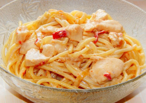 Fotografia przedstawiająca Spaghetti orientalne z kurczakiem i śmietanką