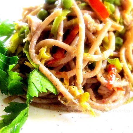 Krok 4 - Spaghetti  orkiszowe z tuńczykiem i porem foto