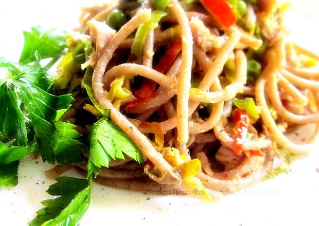 Fotografia przedstawiająca Spaghetti  orkiszowe z tuńczykiem i porem