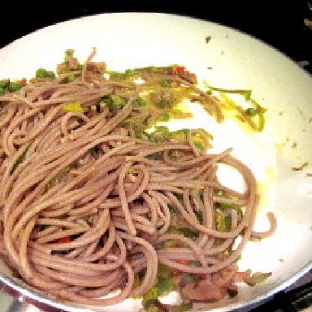 Krok 3 - Spaghetti  orkiszowe z tuńczykiem i porem foto
