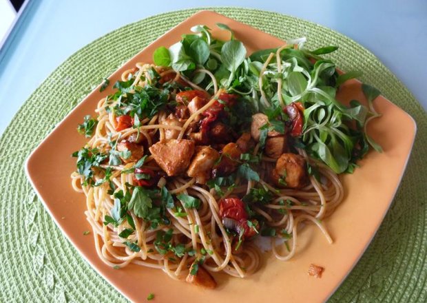 Fotografia przedstawiająca Spaghetti pełnoziaarniste z kurczakiem i pomiorkami