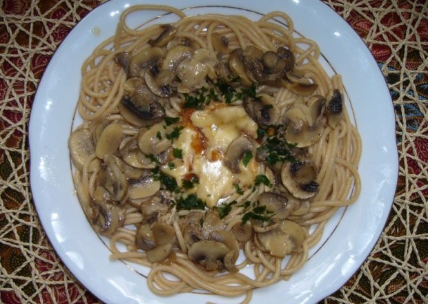 Fotografia przedstawiająca Spaghetti pełnoziarniste w sosie serowo- pieczarkowym