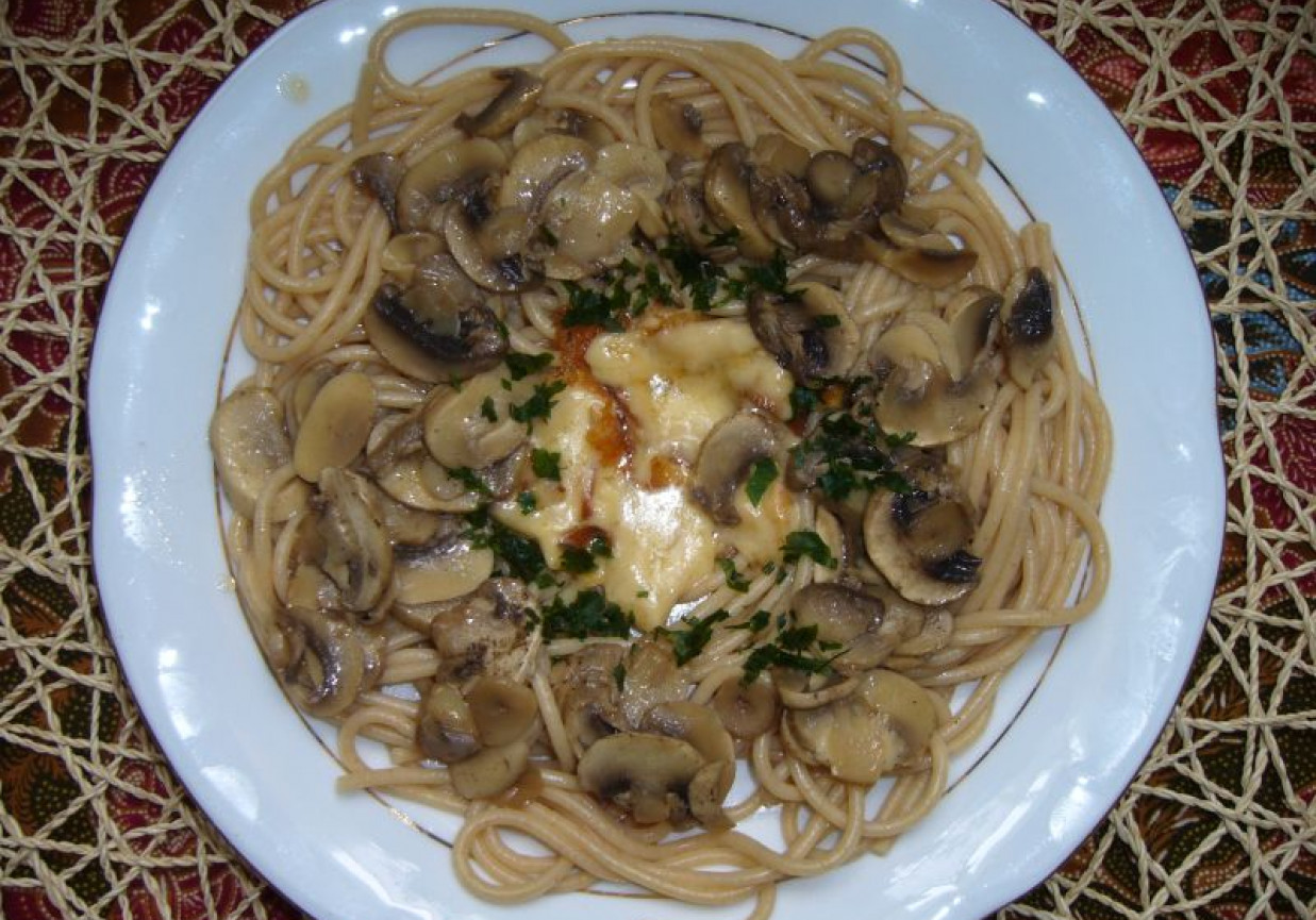 Spaghetti pełnoziarniste w sosie serowo- pieczarkowym foto