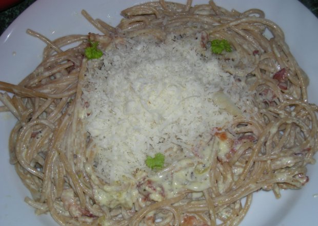 Fotografia przedstawiająca spaghetti pełnoziarniste z boczkiem