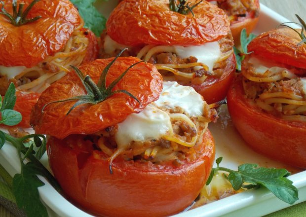 Fotografia przedstawiająca Spaghetti pieczone w pomidorach