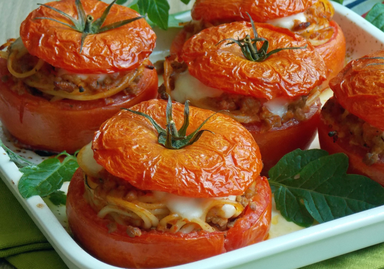 Spaghetti pieczone w pomidorach foto
