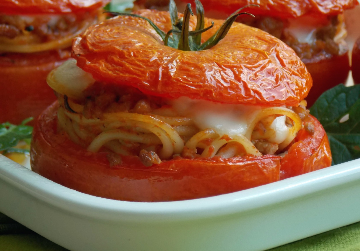 Spaghetti pieczone w pomidorach foto