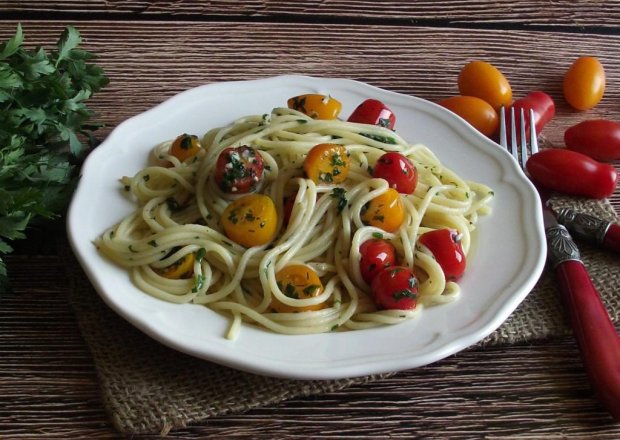 Fotografia przedstawiająca Spaghetti pietruszkowo czosnkowe z pomidorkami