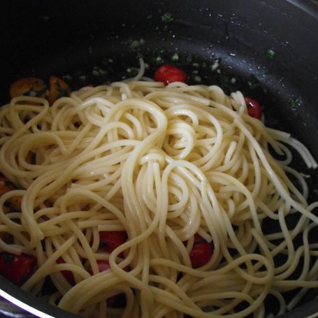 Krok 4 - Spaghetti pietruszkowo czosnkowe z pomidorkami foto