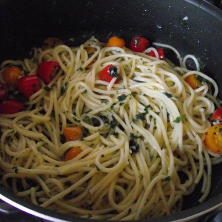 Krok 5 - Spaghetti pietruszkowo czosnkowe z pomidorkami foto