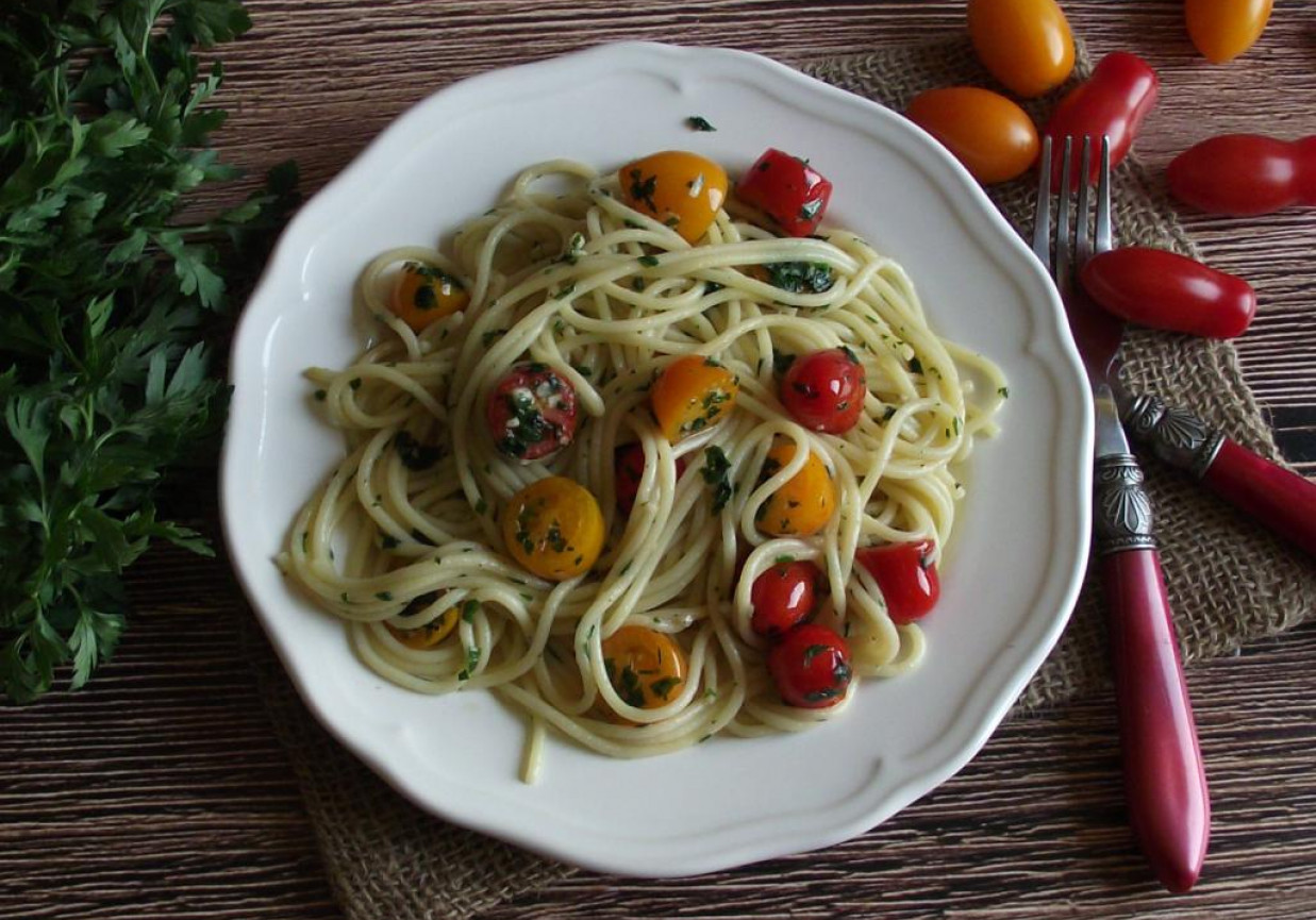 Spaghetti pietruszkowo czosnkowe z pomidorkami foto