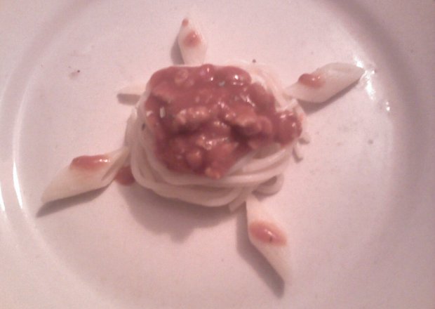 Fotografia przedstawiająca spaghetti po bolońsku z sokiem pomidorowym