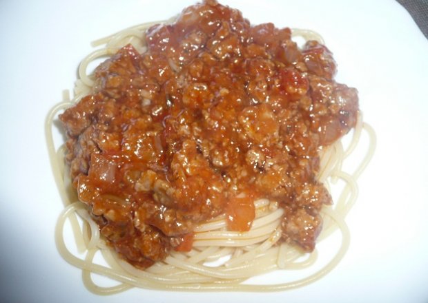 Fotografia przedstawiająca spaghetti po bolońsku ze śmietaną (2-3osoby)