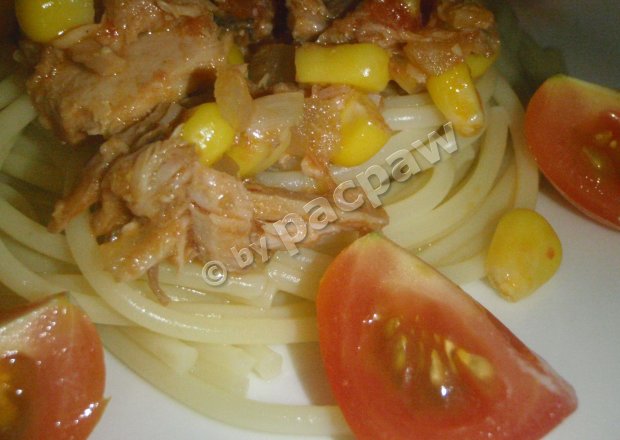 Fotografia przedstawiająca Spaghetti pomidorowe z tuńczykiem