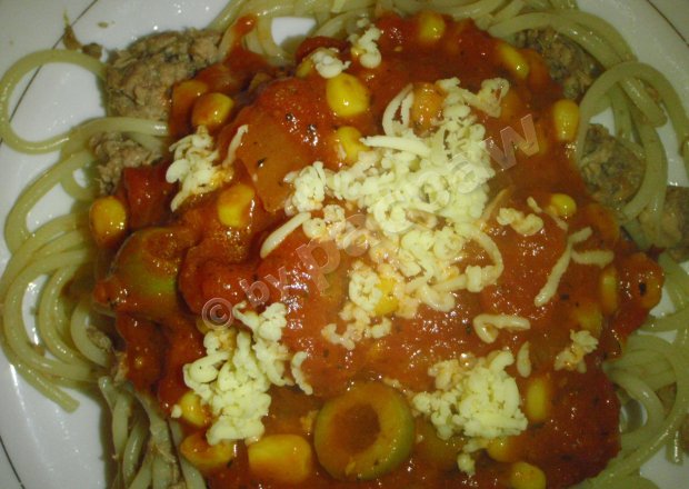 Fotografia przedstawiająca Spaghetti pomidorowe z tuńczykiem