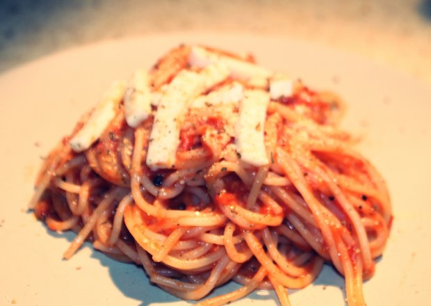 Fotografia przedstawiająca spaghetti pomodoro z mozarellą