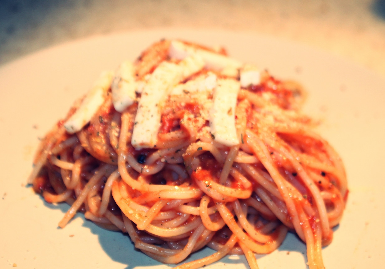 spaghetti pomodoro z mozarellą foto