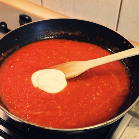 Krok 3 - spaghetti pomodoro z mozarellą foto