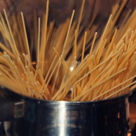 Krok 5 - spaghetti pomodoro z mozarellą foto