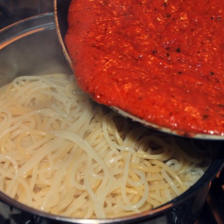 Krok 7 - spaghetti pomodoro z mozarellą foto