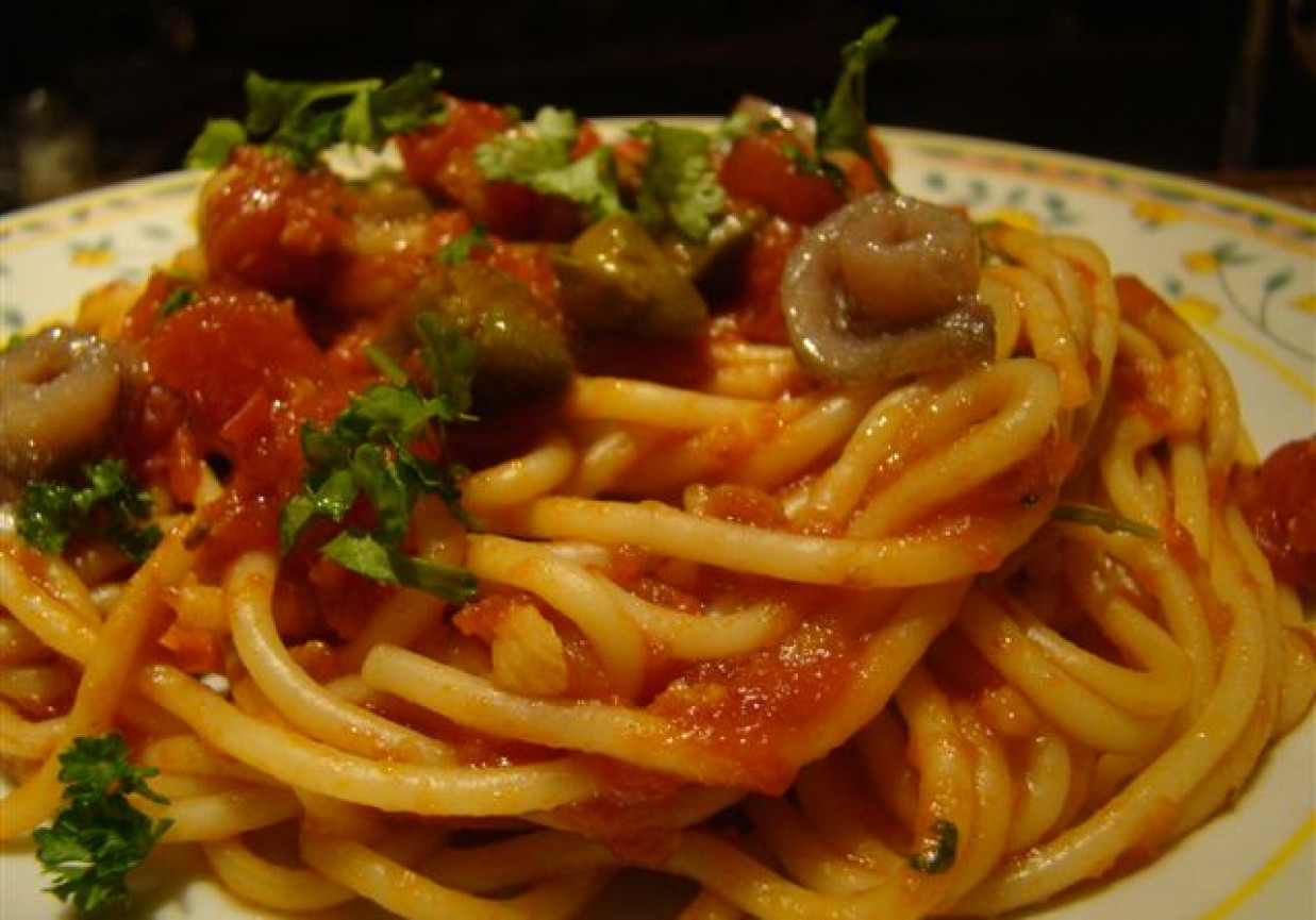 Spaghetti puttanesca foto