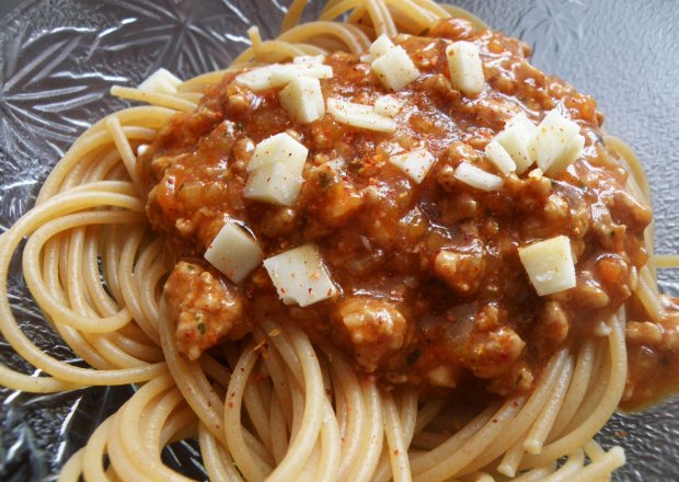 Fotografia przedstawiająca Spaghetti razowe w sosie paprykowym z indykiem