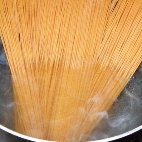 Krok 3 - Spaghetti razowe w sosie paprykowym z indykiem foto