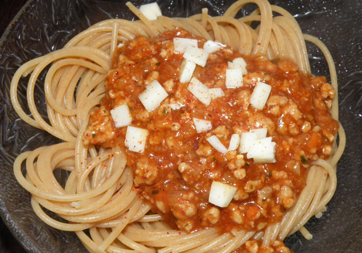 Spaghetti razowe w sosie paprykowym z indykiem foto