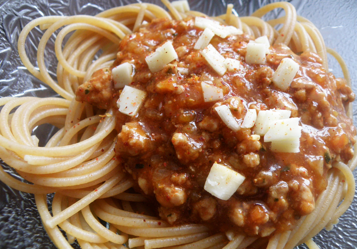 Spaghetti razowe w sosie paprykowym z indykiem foto