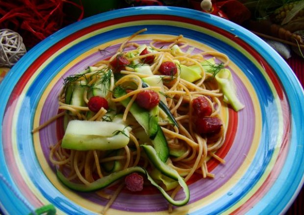 Fotografia przedstawiająca Spaghetti razowe z cukinią i kabanosem
