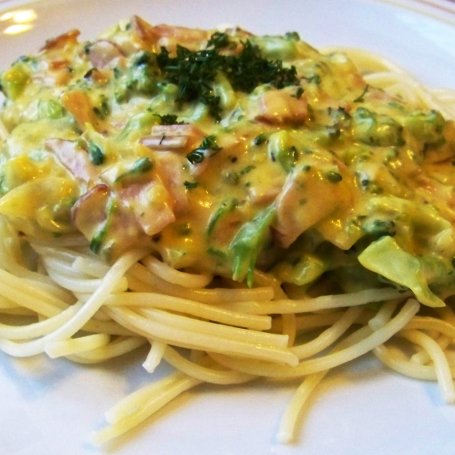 Krok 5 - Spaghetti serowa carbonara z szynką i brokułami foto