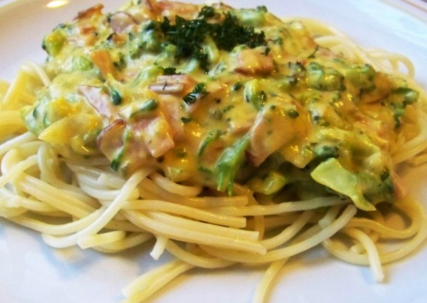 Fotografia przedstawiająca Spaghetti serowa carbonara z szynką i brokułami
