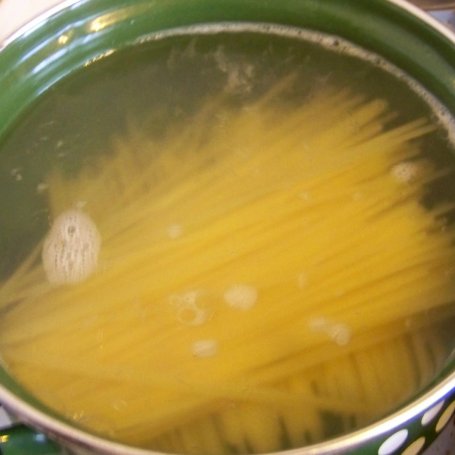 Krok 1 - Spaghetti serowa carbonara z szynką i brokułami foto