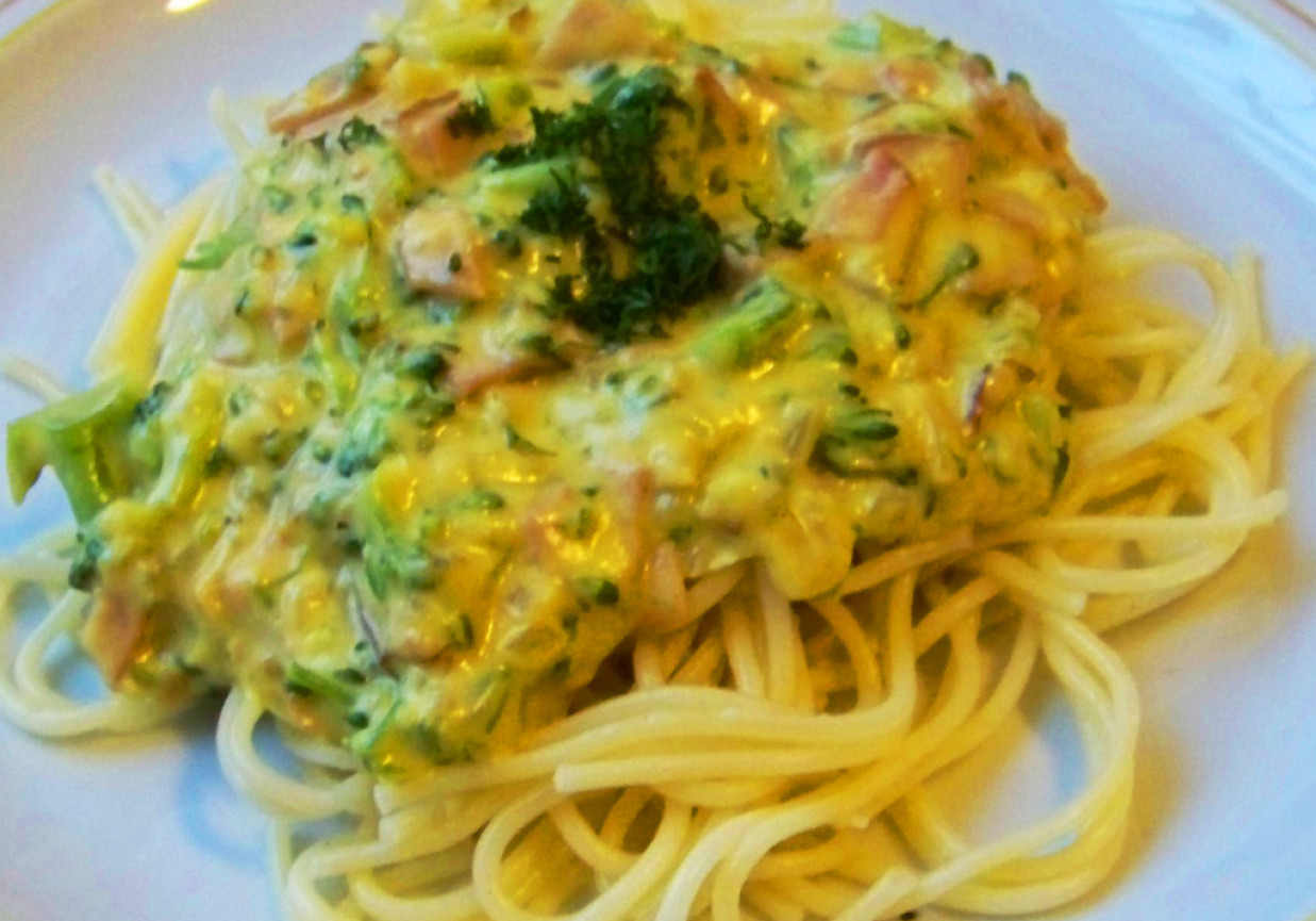 Spaghetti serowa carbonara z szynką i brokułami foto