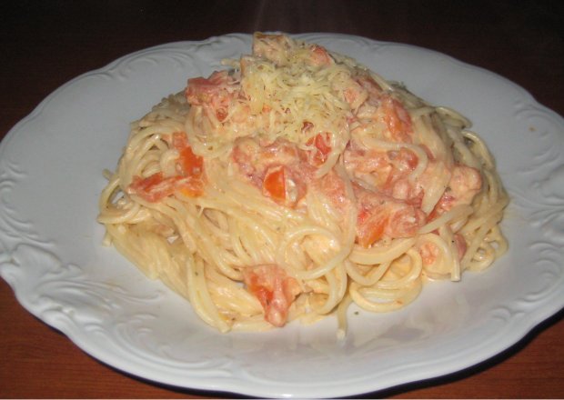 Fotografia przedstawiająca Spaghetti śmietanowo-pomidorowe