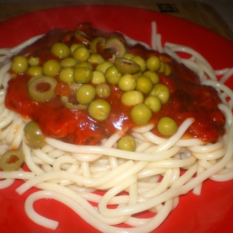 Krok 3 - Spaghetti toscana z kiełbasą i groszkiem foto