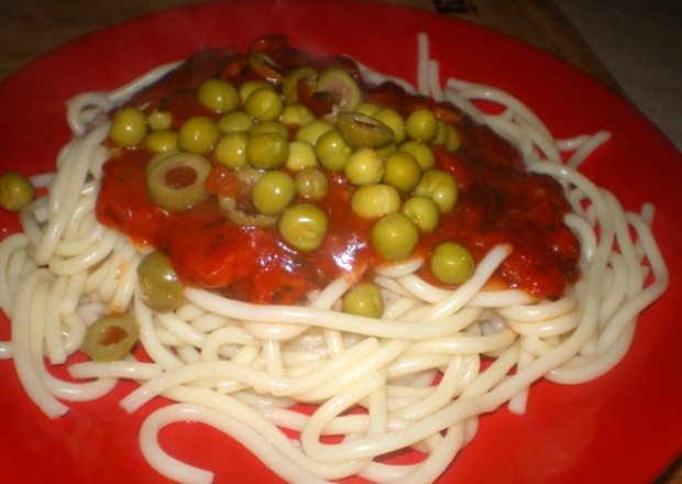 Fotografia przedstawiająca Spaghetti toscana z kiełbasą i groszkiem