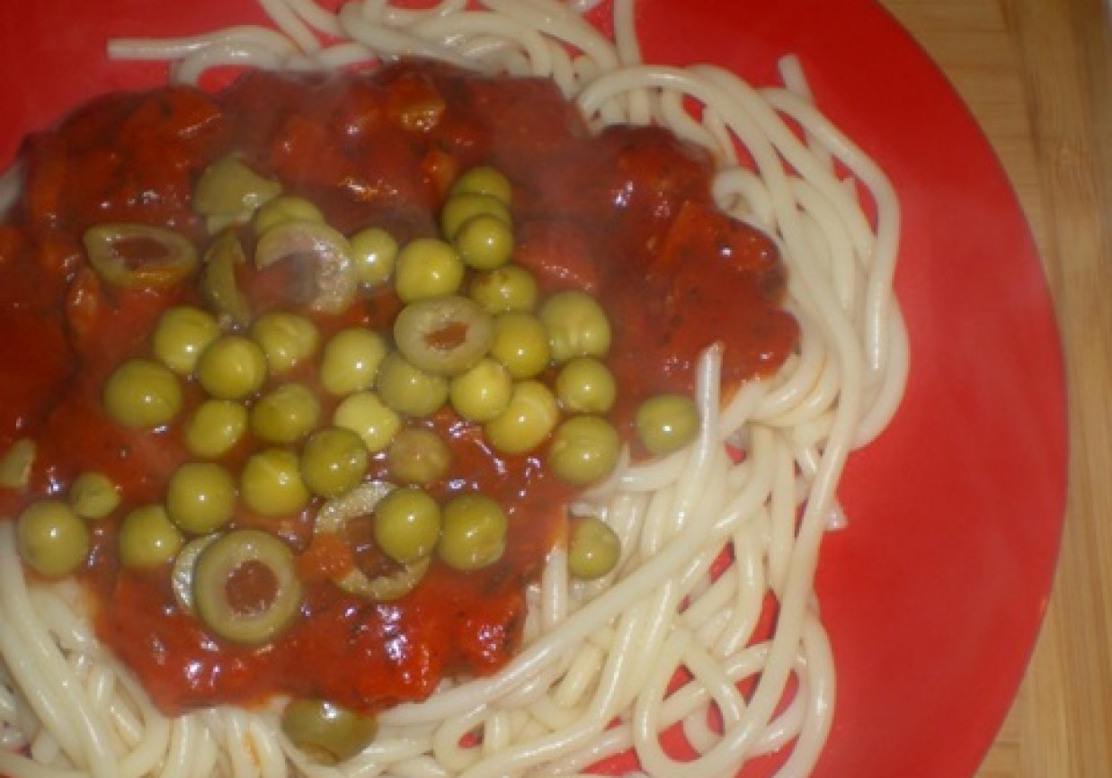 Spaghetti toscana z kiełbasą i groszkiem foto