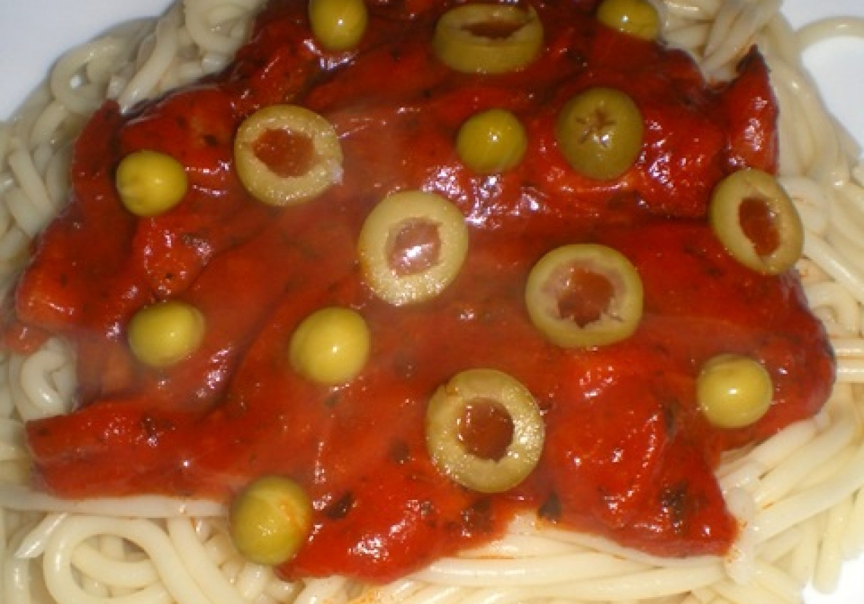 Spaghetti toscana z kiełbasą i groszkiem foto