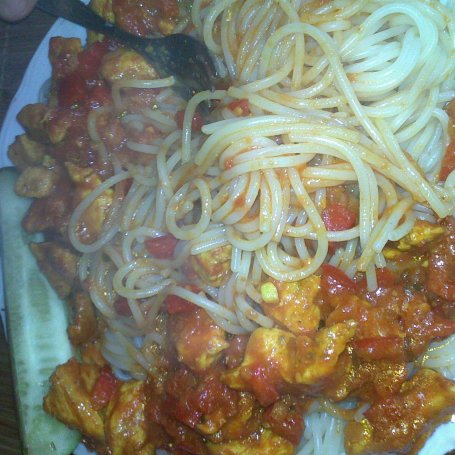 Krok 3 - Spaghetti w pomidorach z kurczakiem i papryką foto