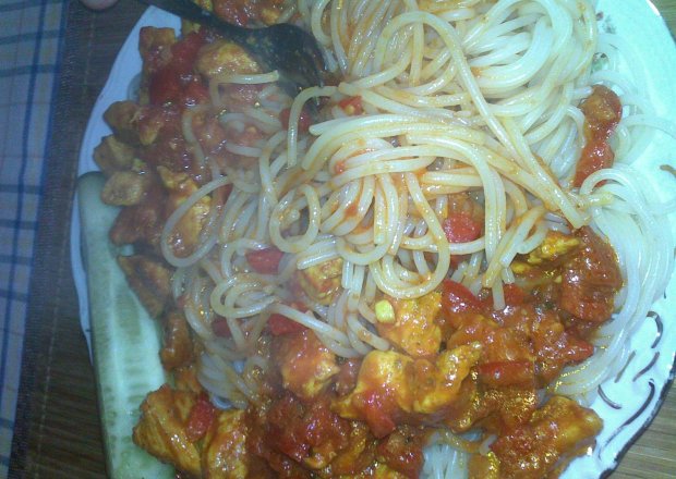 Fotografia przedstawiająca Spaghetti w pomidorach z kurczakiem i papryką