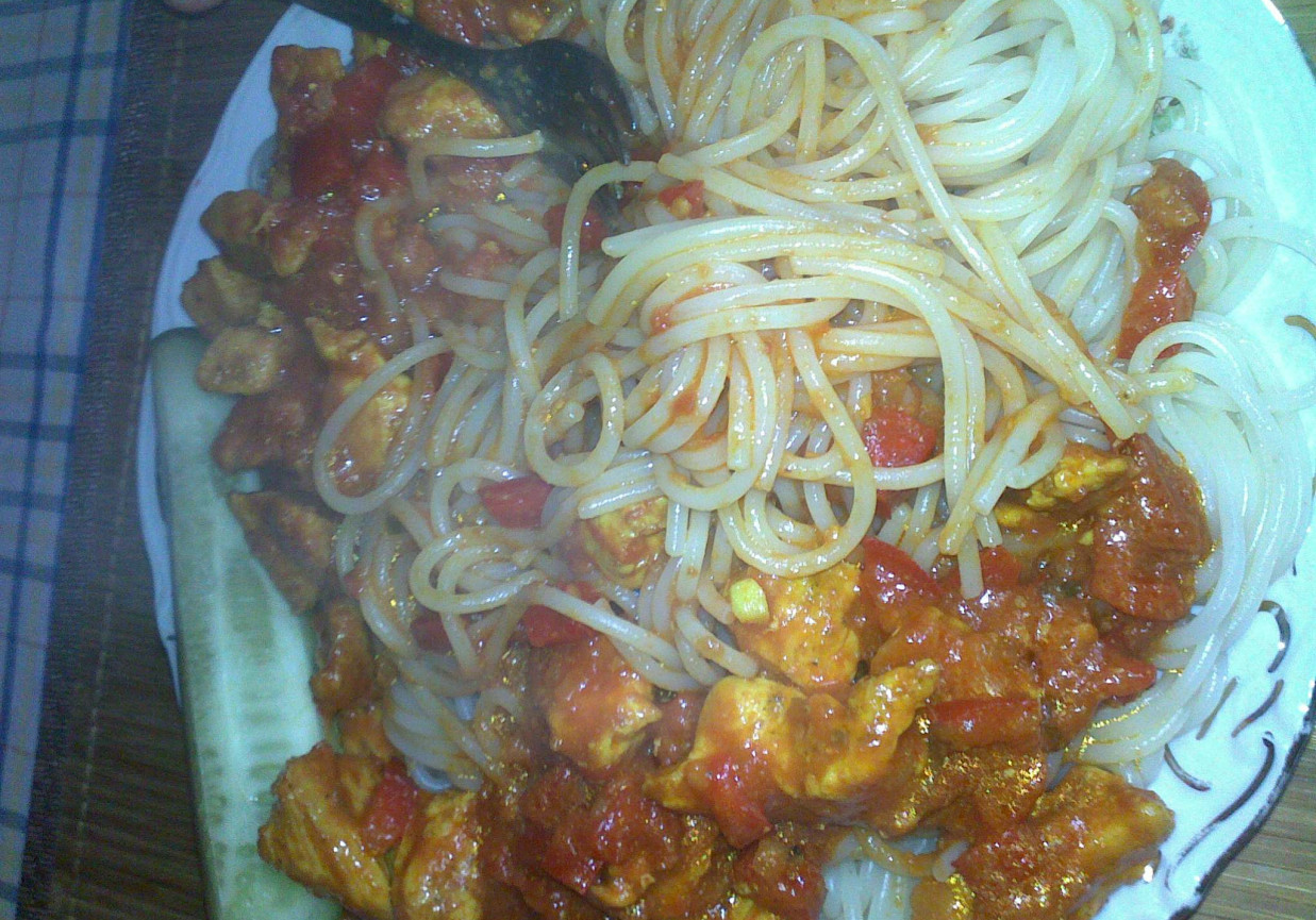Spaghetti w pomidorach z kurczakiem i papryką foto