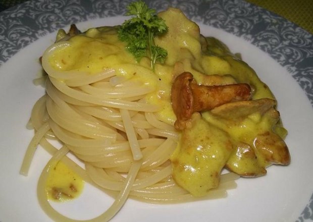Fotografia przedstawiająca Spaghetti w sosie kurkowym z boczkiem