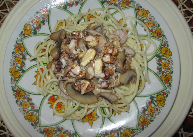 Fotografia przedstawiająca Spaghetti w sosie orzechowo- pieczarkowym