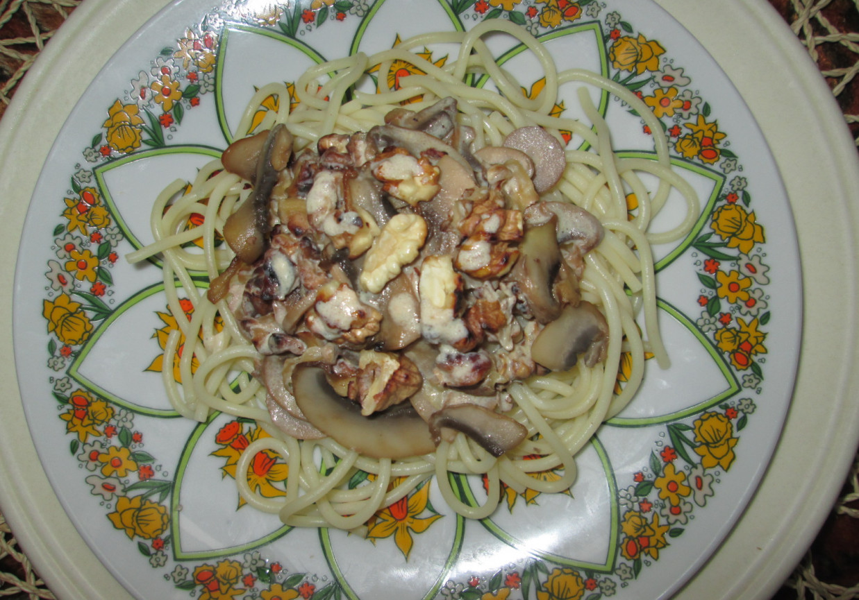Spaghetti w sosie orzechowo- pieczarkowym foto