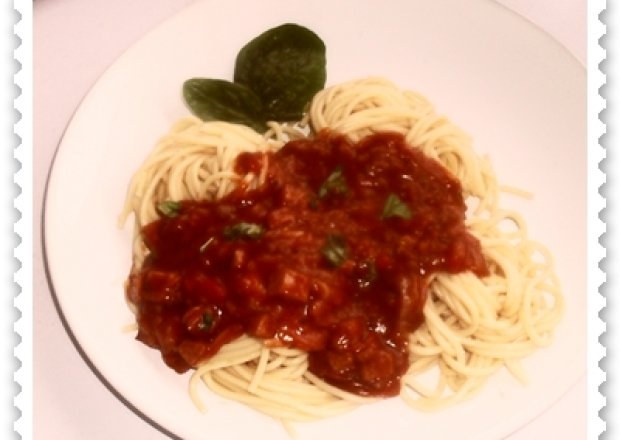 Fotografia przedstawiająca Spaghetti w sosie pomidorowo-paprykowym
