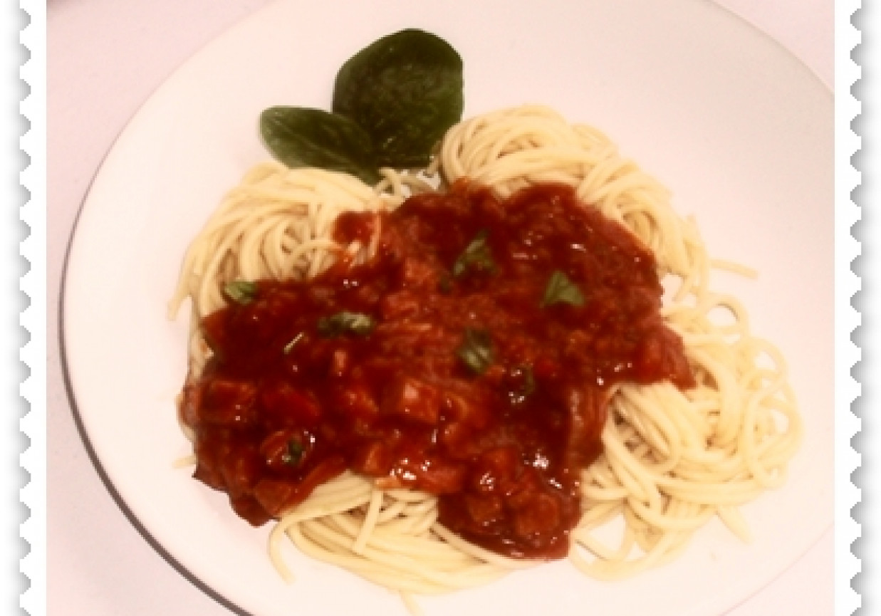 Spaghetti w sosie pomidorowo-paprykowym foto