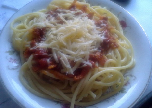 Fotografia przedstawiająca Spaghetti w sosie pomidorowym z boczkiem na winie