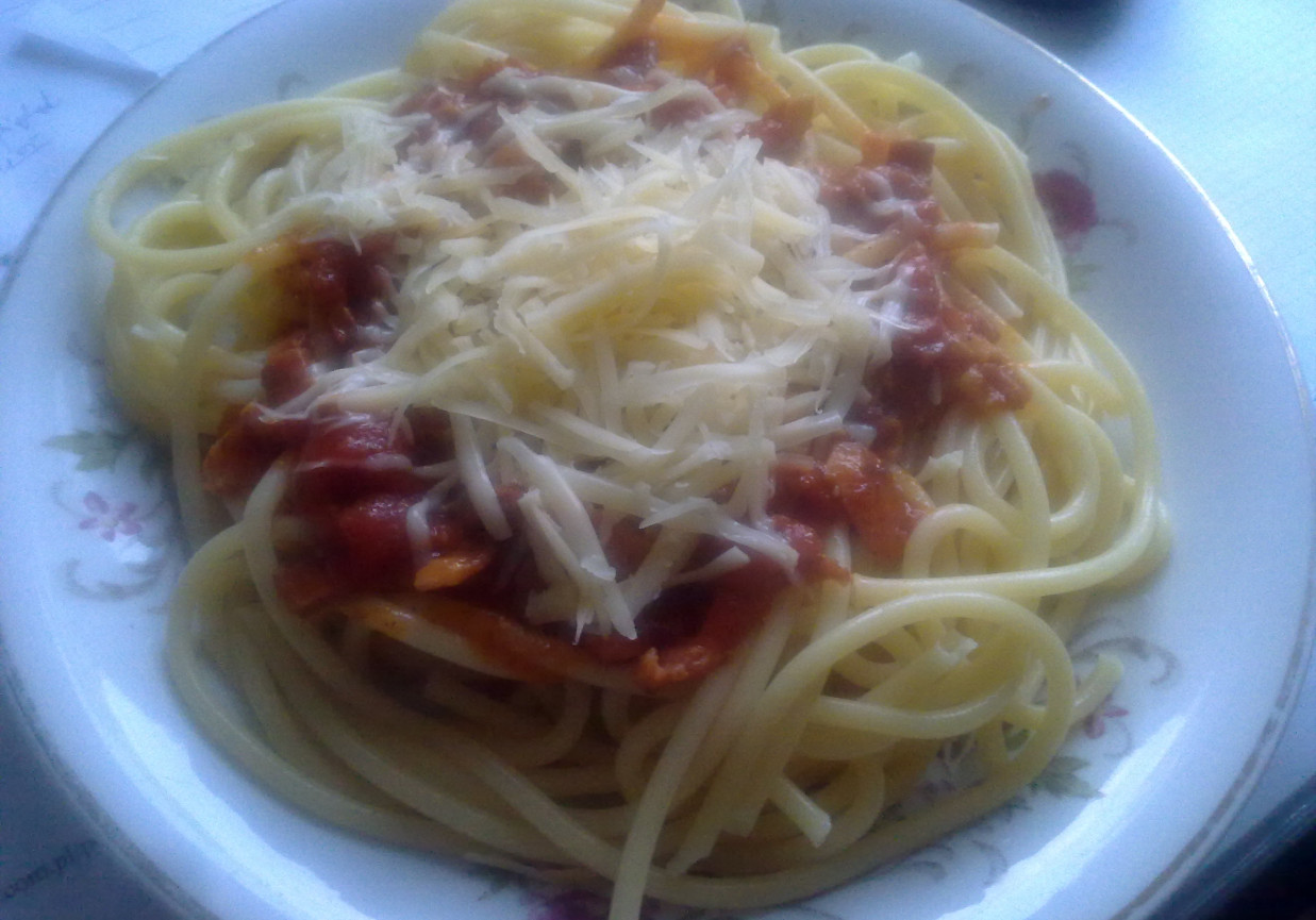 Spaghetti w sosie pomidorowym z boczkiem na winie foto