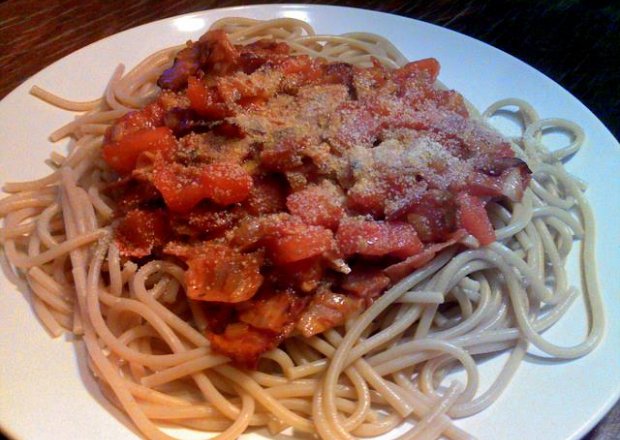 Fotografia przedstawiająca Spaghetti w sosie pomidorowym z boczkiem